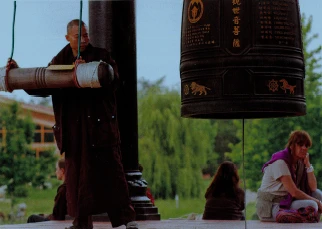 Lắng nghe từng giọt chuông rơi nhẹ nhàng, thanh thoát - Ảnh: langmai.org